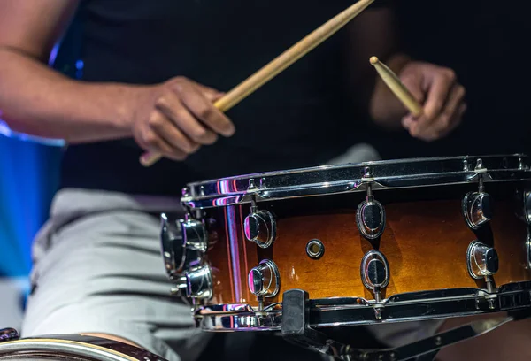 Homem Toca Com Paus Tambor Baterista Toca Instrumento Percussão — Fotografia de Stock