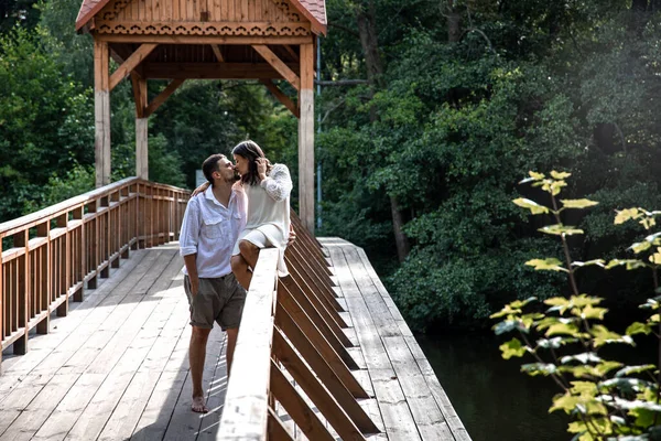 Schönes Junges Paar Küsst Sich Auf Einer Brücke Wald Ein — Stockfoto
