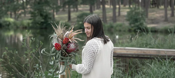 Attraktiv Ung Kvinna Med Bukett Blommor Skogen Vid Floden — Stockfoto