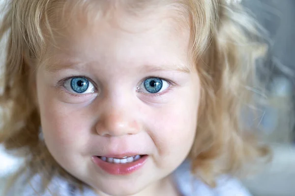 Close Gezicht Van Een Klein Schattig Meisje Met Grote Blauwe — Stockfoto