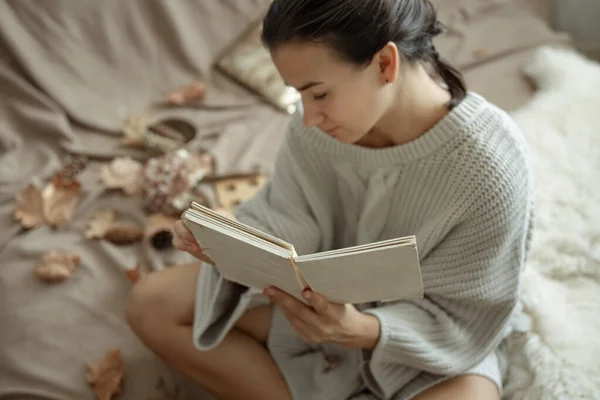 Привлекательная Молодая Женщина Уютном Трикотажном Свитере Читает Книгу Постели — стоковое фото