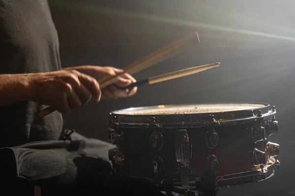 Baterista Tocando Percussão Tambor Palco Sob Holofotes Espaço Cópia — Fotografia de Stock