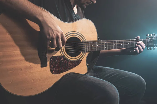 Närbild Man Som Spelar Akustisk Gitarr Mörkret Med Scenbelysning — Stockfoto