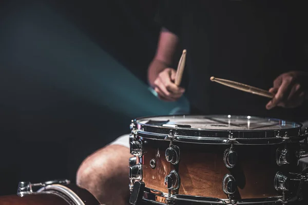 Close Tiro Baterista Tocando Tambor Snare Com Paus Fundo Escuro — Fotografia de Stock