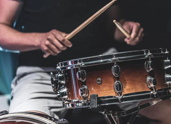 Homem Toca Com Paus Tambor Baterista Toca Instrumento Percussão — Fotografia de Stock