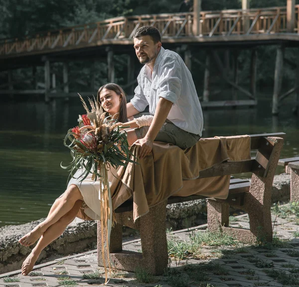 Una Hermosa Joven Con Flores Marido Están Sentados Banco Disfrutando —  Fotos de Stock