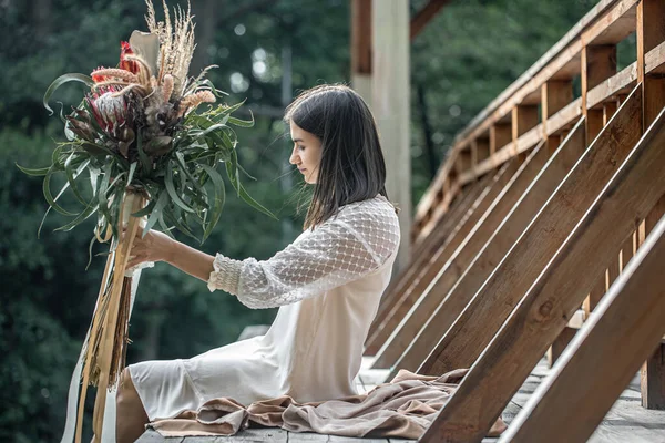 Eine Junge Frau Weißen Kleid Sitzt Auf Einer Holzbrücke Mit — Stockfoto