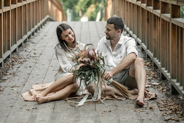 Uma Menina Jovem Sentam Ponte Desfrutam Comunicação Uma Data Natureza — Fotografia de Stock