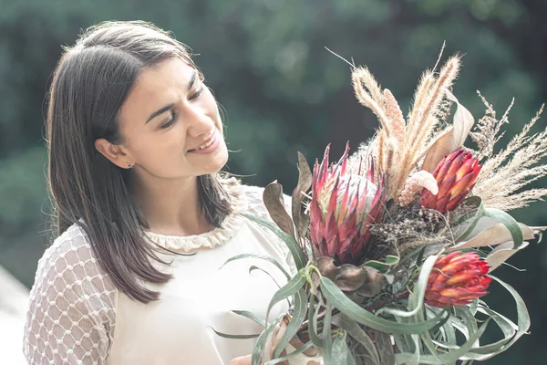 Porträtt Attraktiv Ung Kvinna Med Bukett Exotiska Blommor Bukett Med — Stockfoto