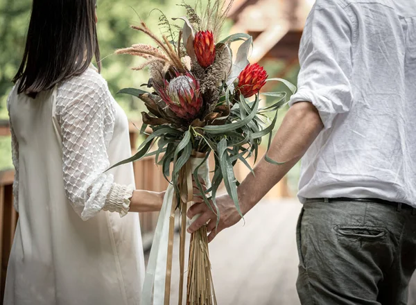 Bakifrån Ett Par Kär Håller Bukett Med Exotiska Protea Blommor — Stockfoto