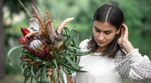 Förförisk Ung Brunett Kvinna Vit Klänning Med Bukett Blommor Skogen — Stockfoto