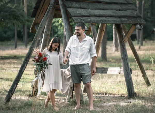 Joven Hombre Mujer Elegantemente Vestidos Con Ramo Flores Exóticas Una —  Fotos de Stock