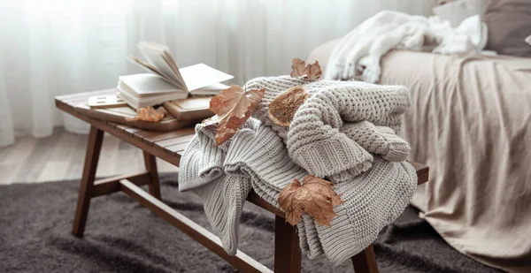 Eine Gemütliche Hauskomposition Mit Einem Strickpullover Einem Buch Und Blättern — Stockfoto