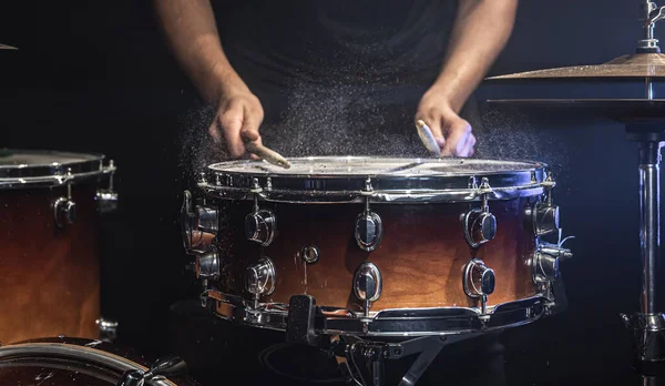 Baterista Masculino Toca Tambor Com Bastões Bateria Quarto Escuro — Fotografia de Stock