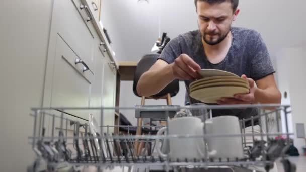 Binnenaanzicht Een Man Neemt Schone Vaat Het Wassen Een Vaatwasser — Stockvideo