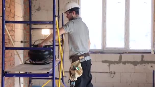 Entrepreneur Électricien Avec Câble Électrique Sur Chantier Construction — Video