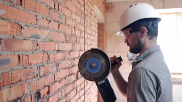 Skilled Handyman Cuts Wall Pieces Electrical Disc Saw Repairing Works — Stock Video