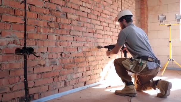 Nşaatçı Bir Duvar Kazıyor Duvarları Delecek Inşaat Konsepti Elektrik Döşeyecek — Stok video