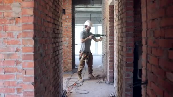 Nşaatçı Bir Duvar Kazıyor Duvarlar Inşaat Konsepti Elektrik Döşeyecek — Stok video