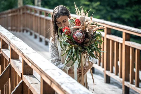 Eine Attraktive Junge Frau Auf Einer Holzbrücke Steht Mit Einem — Stockfoto