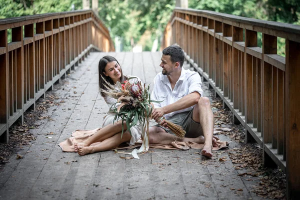 Une Fille Jeune Homme Assis Sur Pont Profiter Communication Rendez — Photo