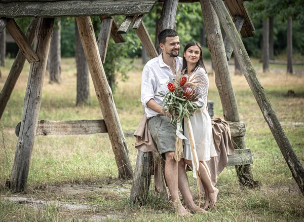 Jeune Homme Femme Habillés Intelligemment Avec Bouquet Fleurs Exotiques Rendez — Photo