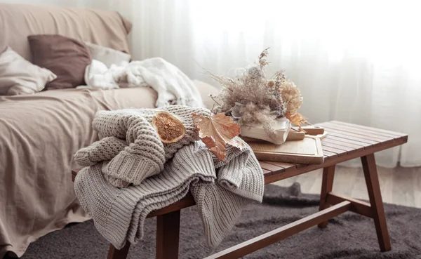 Een Boeket Droge Herfstbloemen Een Gebreide Trui Het Interieur Van — Stockfoto