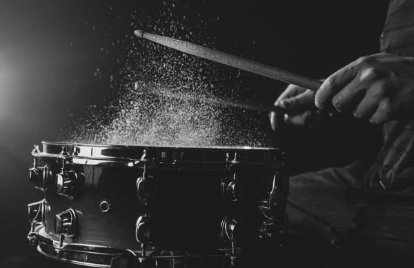 Davul Sopaları Trampet Davuluna Çarpıyor Sahne Işıklarının Altında Siyah Arkaplanda — Stok fotoğraf