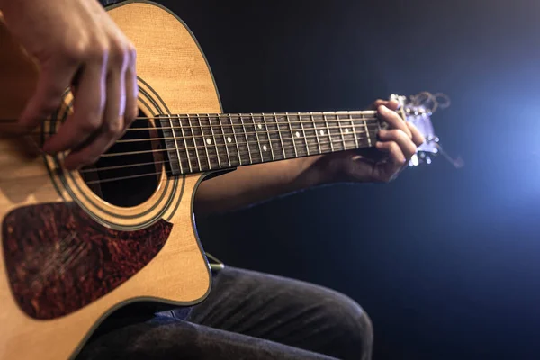 Närbild Man Som Spelar Akustisk Gitarr Mörkret Med Scenbelysning — Stockfoto