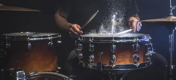 Ein Männlicher Schlagzeuger Spielt Snare Drum Mit Drumsticks Einem Dunklen — Stockfoto