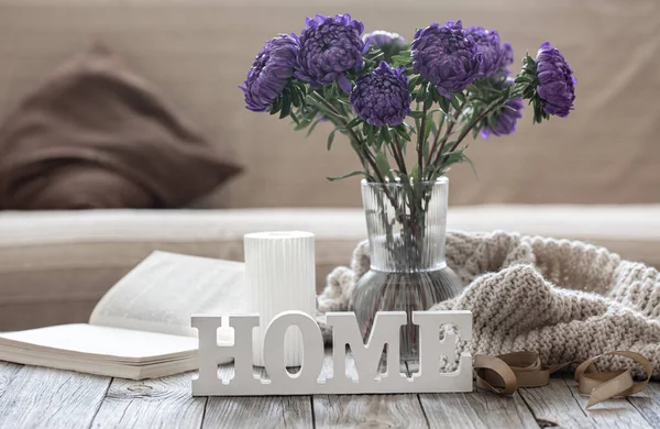 ガラスの花瓶に青い菊の花束と装飾的な単語の家と居心地の良い家庭の組成 — ストック写真