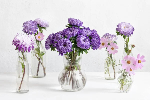 Composición Primaveral Con Flores Crisantemo Jarrones Vidrio Sobre Fondo Blanco — Foto de Stock