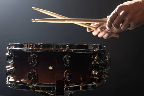 Een Man Speelt Met Stokken Een Trommel Een Drummer Bespeelt — Stockfoto