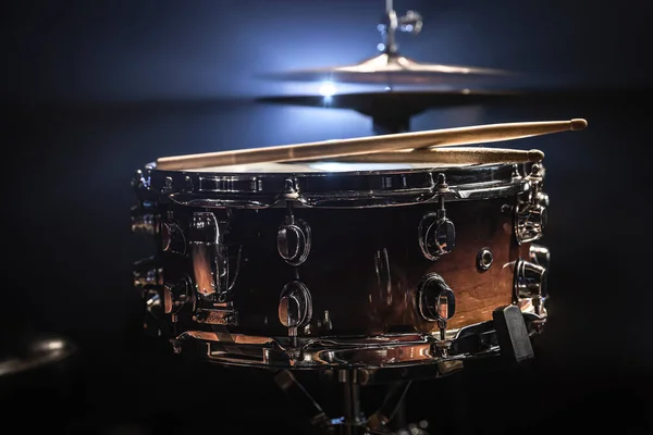 Snare Drum Percussie Instrument Een Donkere Achtergrond Met Podiumverlichting — Stockfoto