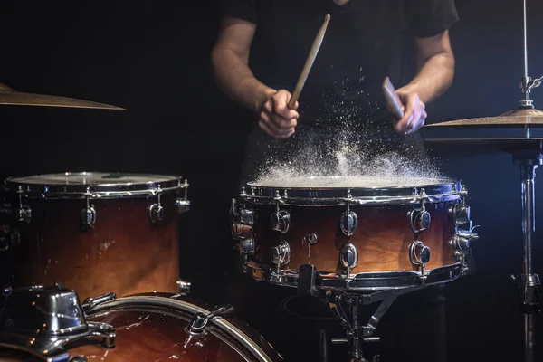 Baterista Masculino Toca Tambor Com Bastões Bateria Quarto Escuro — Fotografia de Stock