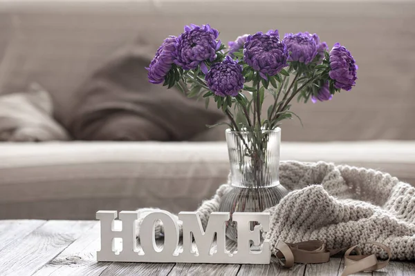 Gemütliche Eigenkomposition Mit Einem Strauß Blauer Chrysanthemen Einer Glasvase Und — Stockfoto