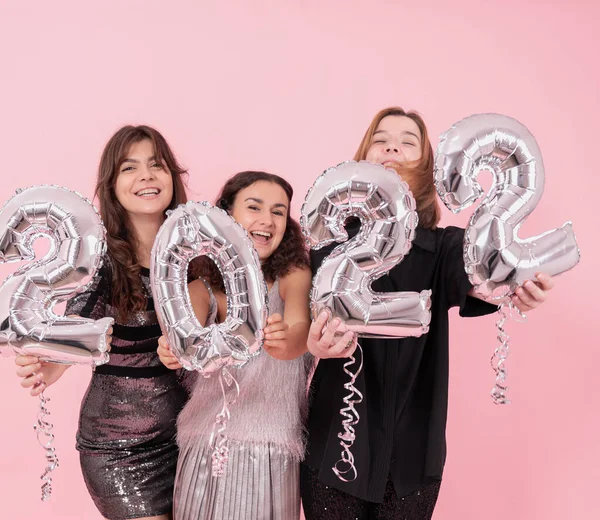 由一群快乐的女朋友组成的公司 背景是粉色的工作室 有银色气球 有2022年的数字 — 图库照片