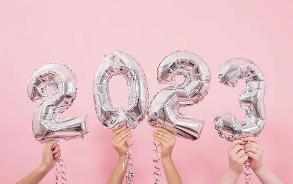 Новым 2023 Годом Шарики Серебряной Фольги Цифрой 2023 Розовом Фоне — стоковое фото