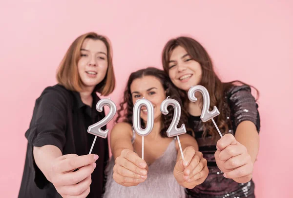 Egy Csapat Barátnő Rózsaszín Háttérrel Tartja Számokat 2022 Újévi Ünnepség — Stock Fotó