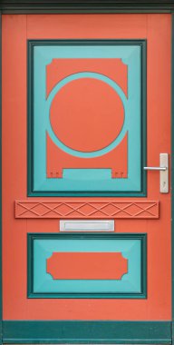 Turkuaz ve turuncu kapılar, büyük geometrik paneller, metal kulp ve posta yuvası. Güçlü renk engelleme ve temiz çizgiler çağdaş kentsel tasarım için enerjik bir grafik görünümü oluşturur.