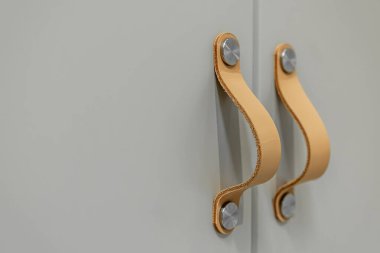 Yan açı kıvrımlı deri kayışları ve kalın odaklı havalı metal bağlayıcıları vurguluyor. Birinci sınıf bir detay, modern iç mekanlar için lüks trend ile aynı hizada görünüyor..