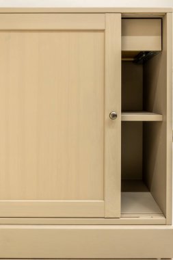 Temiz ahşap çizgiler ve açık raflar geniş işlevsel bir görünüm yaratır. Zeka düşüşü, modern depolama ve minimalist iç organizasyon için harika..