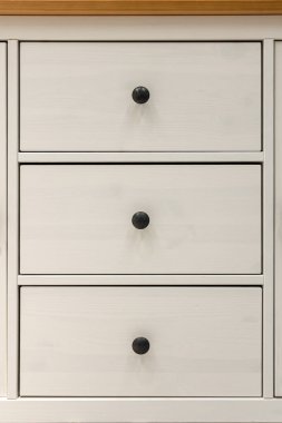 Dikey çerçeve, parlak minimalist bir cephede temiz çizgiler ve ince ahşap dokuyu ön plana çıkarır. Minimaldekor temizliği ve düzenli ev görselleri için harika..