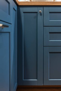 Pratik bir depolama sistemi ve pürüzsüz ön hatları gösteren çekmeceleri kapatın. Uzay düzenleme, işlevsellik ve minimalist iç tasarım hakkında bir sahne.