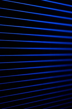 Mavi ışık çizgileri bile siyah bir alanda perspektif oluşturarak siber punk havası ve temiz geometri yaratır. Serin parlama ve kopyalama alanına sahip en küçük arkaplan.