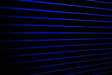 Paralel mavi ışınlar derin siyah uzayı keserek keskin geometriye sahip temiz bir siber punk estetiği sunuyor. Cömert kopyalama alanı ve serin ışıltısı olan asgari soyut arkaplan.