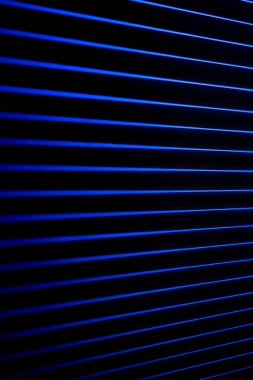 Paralel mavi çizgiler gözü aşağı çeker ve karanlıkta neon bir koridor oluşturur. Hikayeler ve kopyalanmış mobil düzenler için temiz minimal arkaplan.