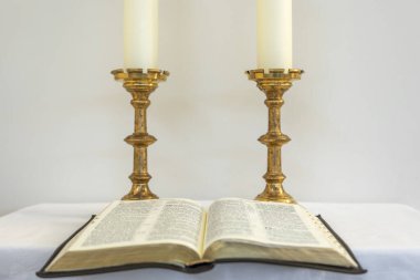 İki mumlu simetrik sahne dua ve ibadet için asgari bir ortam yaratır. Alıntı ve metin için yumuşak ışık ve beyaz arkaplan boşluk bırak.