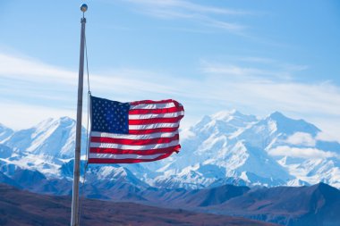 ABD bayrağı mount mckinley ile arka planda, denali Milli Parkı