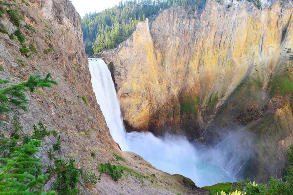 ワイオミング州のイエローストーン国立公園、グランドキャニオンの下の滝 — ストック写真